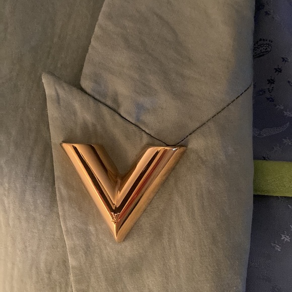 Authentic Louis Vuitton Magnetic V Brooch Brooche Gold - Picture 13 of 15